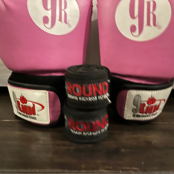 9 Rounds Boxing Mitts with hand wraps - Picture 2 of 4